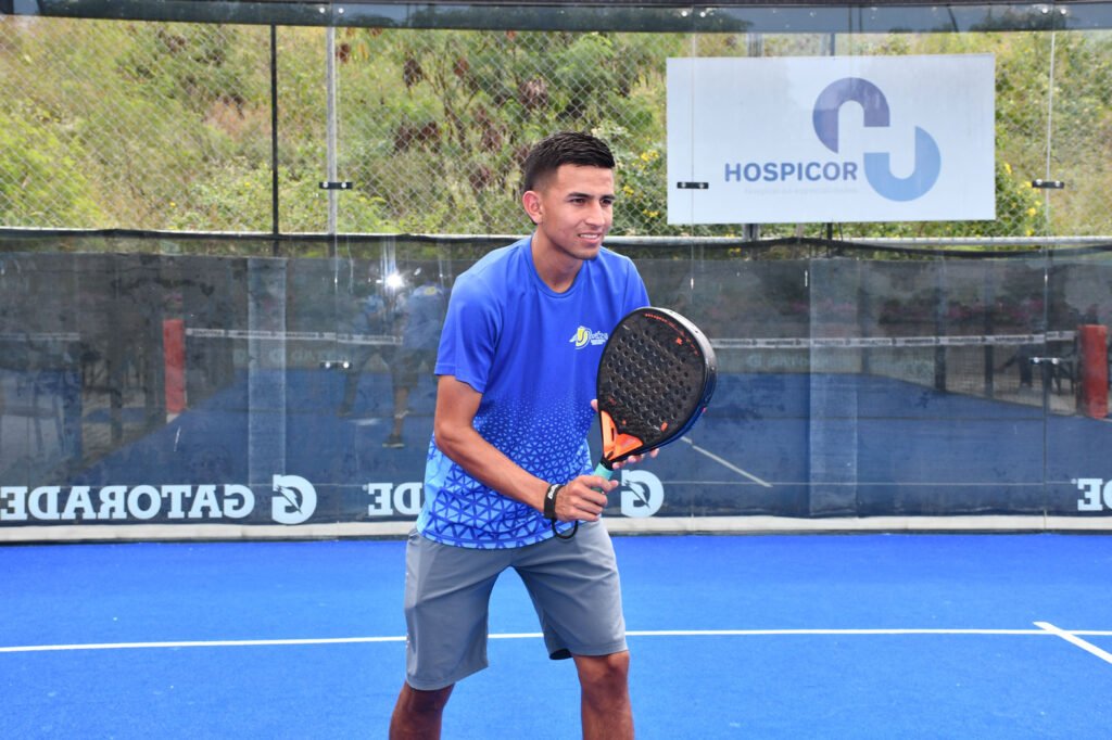 Nuestro Instructor Vicente Delgado vino recargado de muchos conocimientos y nuevas técnicas dentro del Pádel. 